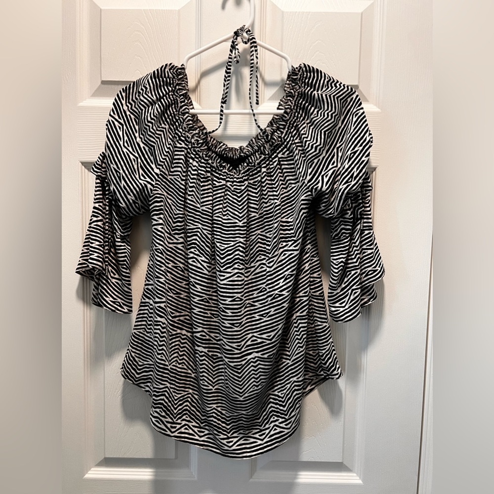 White House Black Market size small black & white